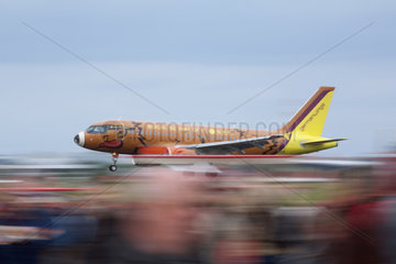 Berlin  Deutschland  startendes Flugzeug von Germanwings und Publikum