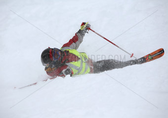 Saelen  Schweden  ein Kind ist beim Skifahren gestuerzt