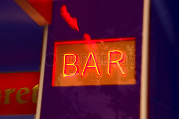 Berlin  Deutschland  Leuchtreklame einer Bar