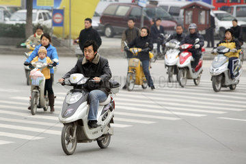 Suzhou  Mopedfahrer in der Innenstadt