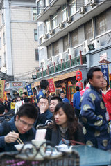 Peking  Chinesen essen in einem Strassenlokal