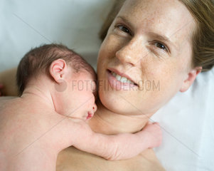 Berlin  Deutschland  Mutter mit ihrem Neugeborenen