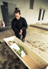 Sarajevo  Bosnien und Herzegowina  eine Mutter beerdigt ihr verstorbenes Baby