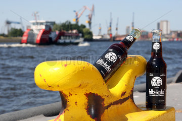 Hamburg  Deutschland  fritz-kola Flaschen im Hamburger Hafen
