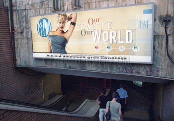 L&M-Reklame ueber einem Eingang zu einer Unterfuehrung in Bukarest