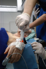 Anaesthesist im OP beim Einleiten einer Vollnarkose