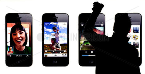 Dresden  Deutschland  Mann putzt ein Schaufenster mit iPhone-Werbung