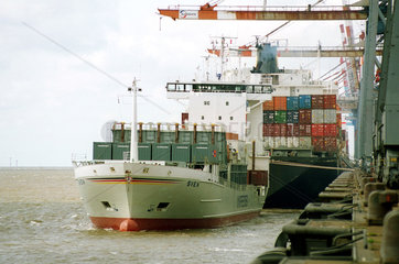 Containerschiff verlaesst Bremerhaven