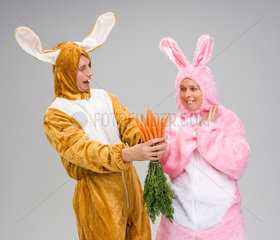 Riedlingen  ein Mann und eine Frau verkleidet als Hasen