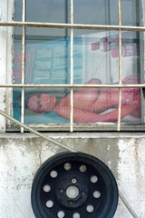 Herrenkalender in einem Fenster  Poznan  Polen