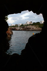 Cala D'Or  Blick aus einer Grotte auf die Bucht