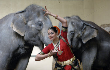 Indische Taenzerin mit Elefanten  Berlin