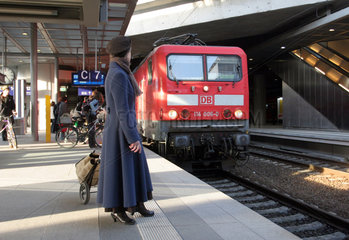 Berlin  Deutschland  Regionalbahn faehrt am Bahnhof Berlin-Suedkreuz ein