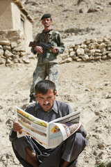 Feyzabd  Afghanistan  Einheimischer liest Zeitung