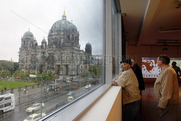 Berlin  Deutschland  Besucher in der Humboldt-Box  im Hintergrund der Berliner Dom