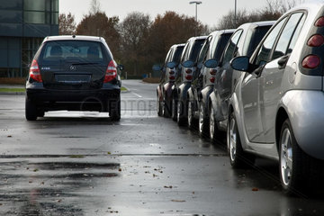 Bremen  Deutschland  Reihe parkender Jahreswagen von Mercedes