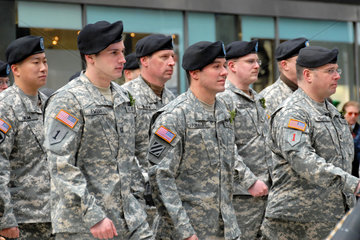 New York City  USA  Soldaten marschieren bei der Parade am St. Patricks Day