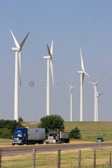 Weatherford  USA  Windraeder in Oklahoma  davor fahren Trucks