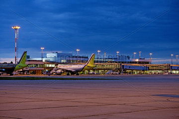 Flughafen Berlin-Schoenefeld am Abend