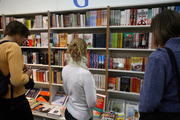 Leipziger Buchmesse 2007: Frauen am Buchregal