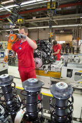 Polen  Montage bei Volkswagen Poznan (VW Nutzfahrzeuge  Caddy und T6)  Vormontagearbeiten an Motorbloecken