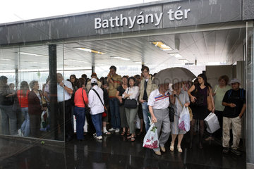 Budapest  Menschen bei Regen im Eingang zur U-Bahn