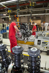 Polen  Montage bei Volkswagen Poznan (VW Nutzfahrzeuge  Caddy und T6)  Vormontagearbeiten an Motorbloecken
