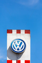 Polen  Volkswagen Poznan  VW-Logo an der Farbrik fuer die Nutzfahrzeuge Caddy und T6