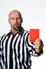 Ein Schiedsrichter gibt die rote Karte