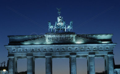 Berlin  Deutschland  Brandenburger Tor in Abenddaemmerung
