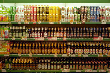 Regal mit Bierflaschen in einem Supermarkt  Polen