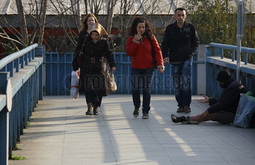 Istanbul  Tuerkei  ein Bettler sitzt auf einer Bruecke in Bayrampasa