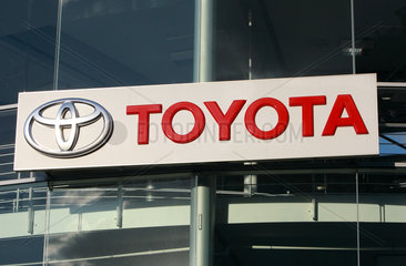 Berlin  Deutschland  Firmenlogo des Automobilherstellers Toyota