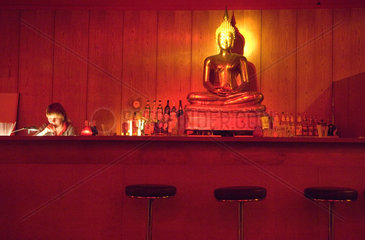Bar mit Buddhafigur  Berlin