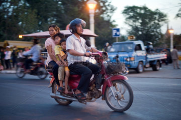 Phnom Penh  Kambodscha  eine Familie faehrt auf einem Motorrad
