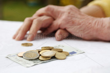 Berlin  Deutschland  neben den Haenden einer Rentnerin liegt Geld auf dem Tisch