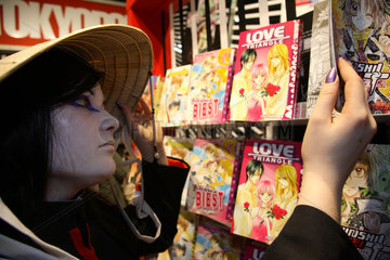 Leipziger Buchmesse 2007: Verkleideter Manga-Fan schaut in ein Comicheft