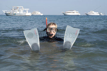 Safaga  eine Frau in Tauchausruestung im Wasser