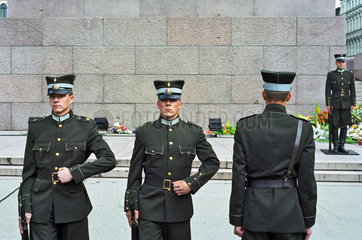 Ehrengarde am Freiheitsdenkmal in Riga  Lettland