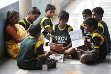 Vijayawada  Indien  Unterricht im SKCV Kinderdorf  einer Einrichtung fuer Strassenkinder