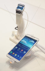 Berlin  Deutschland  die neue Samsung Galaxy Gear auf der IFA 2013