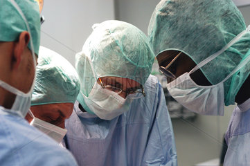 Chirurgen bei einer Bauchoperation im Operationssaal