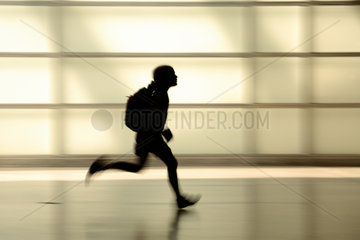 Berlin  Silhouette eines rennenden Maedchens