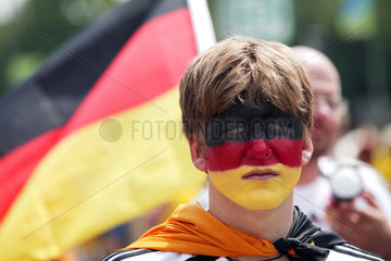 Berlin  deutscher Fussballfan mit bemaltem Gesicht