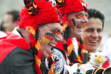 Berlin  deutsche Fussballfans als Teutonen verkleidet