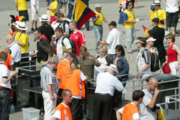 Berlin  Eingangskontrolle am Olympiastadion