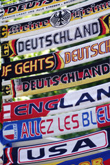 Berlin  Schals mit der Aufschrift Deutschland  ENGLAND  FRANCE  USA