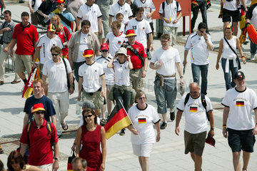 Berlin  deutsche Fussballfans auf dem Weg ins Olympiastadion