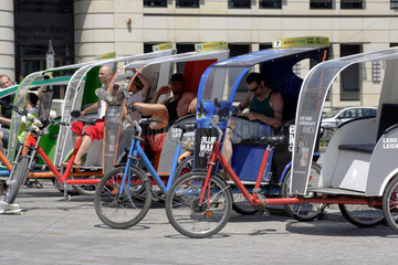 Berlin  Fahrer der Fahrrad-Taxis warten auf Kundschaft