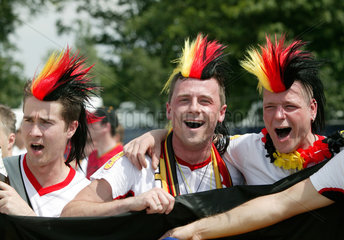 Berlin  deutsche Fussballfans mit Irokesen-Peruecken jubeln